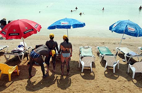 תיירים בים המלח. המלונאים מתנגדים נחרצות להעתקת המלונות