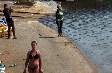 תיירים בים המלח. "הלך הקיץ", צילום: עמית שעל