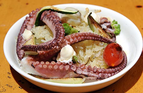 מסעדת סוף שבוע בביתו של יונתן ברם בכפר ורדים מסעדת סוף שבוע בביתו של יונתן ברם בכפר ורדים