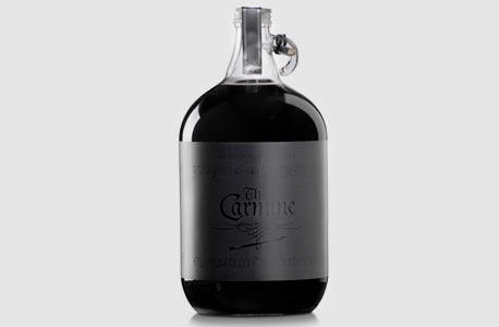 יין Carmine. התווית של היין השמנמן של קופולה, שעליו חרוטים תווים שחיבר אביו של הבמאי, ומאחוריו סיפור ילדותו