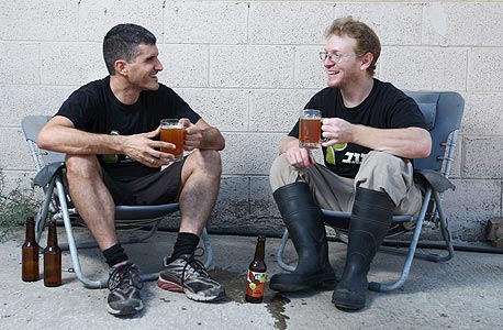 הלכנו לרציניים כמו אייל שני. הוא טעם את הבירה, אמר: 'וואו, היא מדהימה, אני רוצה', ובזה נגמר הסיפור. אנשים שומעים שהבירה אצלו, אז למה שאצלם לא יהיה? ככה זה התפתח לעוד מקומות בתל אביב" הלכנו לרציניים כמו אייל שני. הוא טעם את הבירה, אמר: 'וואו, היא מדהימה, אני רוצה', ובזה נגמר הסיפור. אנשים שומעים שהבירה אצלו, אז למה שאצלם לא יהיה? ככה זה התפתח לעוד מקומות בתל אביב"