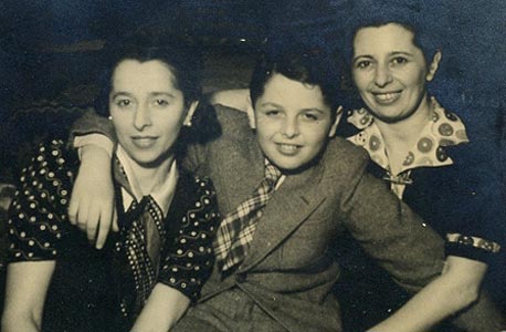 דן דוד בן תשע עם אימו ליזי (משמאל) ודודתו טיליסיה, בוקרשט