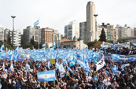 מפגינים בארגנטינה. אי שקט חברתי, צילום: בלומברג