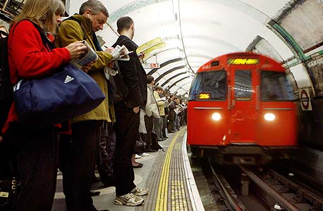 הרכבת התחתית בלונדון. ראש העיר הקודם הבטיח כי יקדם את רכבת הלילה כבר ב-2014, צילום: בלומברג