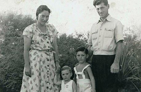 1946. אוריאל רייכמן בן ה-4 עם אחיו הקטן עודד והוריו  אלפרד וגרדה, תל אביב