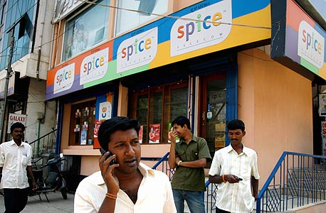 משתמשי סלולר בהודו. שוק הסמארטפונים השני בגודלו בעולם