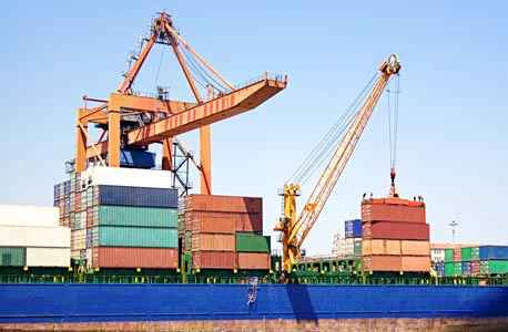 סחורות בנמל. הייצוא עלה על הייבוא ב-2015