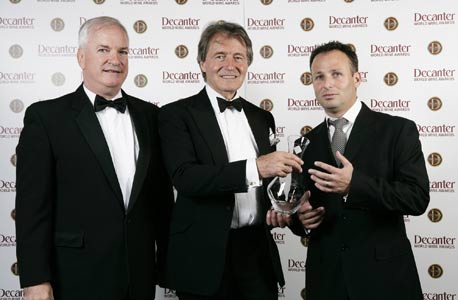 נציגי יקב כרמל מקבלים את הפרס מידי סטיבן ספורייר (במרכז), עורך "Decanter"