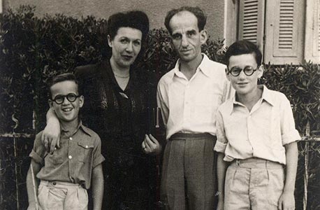 אלי פישר בן העשר, משמאל, עם אחיו גבריאל והוריו ולטר ורלה בחצר ביתם בתל אביב