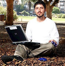 תומר יעקובוב. מעביר את היום בתרגילי רוגע ונשימה תומר יעקובוב. מעביר את היום בתרגילי רוגע ונשימה