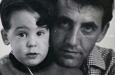 1957. אבנר ישר, בן שנה, עם אביו יצחק, תל אביב