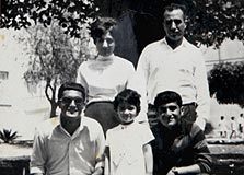 רחימי (ממושקף) עם הוריו יצחק ושרה ואחיו חיים ועירית, צילום: עמית שעל