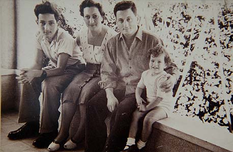 אלי זהר בן ה-14 עם הוריו, יהודית ושמאי, ואחותו אריאלה בביתם ברמת גן, בשנת 1954