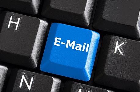 אימייל. מי עוד שולח מכתבים בדואר הרגיל, צילום: shutterstock