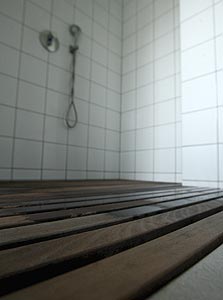  רצפות עץ עמידות למים עם תעלות ניקוז במקלחות. נשפך כסף בלי פרופורציה, צילום: עמית שעל