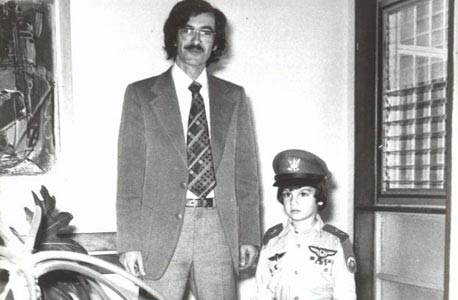1976. אורי עיני בן החמש עם אביו גיורא בפורים, תל אביב