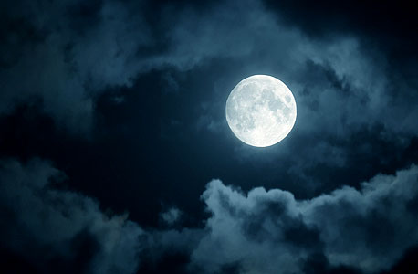 ירח מלא. הצד המרוחק אינו חשוך יותר מזה שאנחנו יכולים לראות