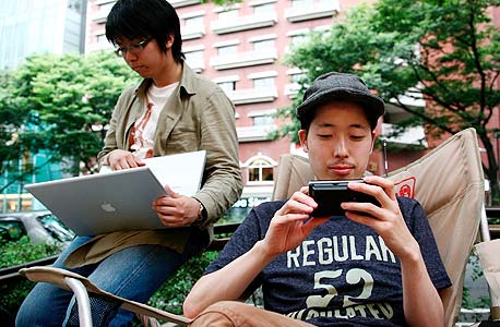 לפי המחקר, סטודנטים צעירים משתמשים יותר ברשתות חברתיות - ומבחינים פחות בין טוב לרע, צילום: אי פי אי