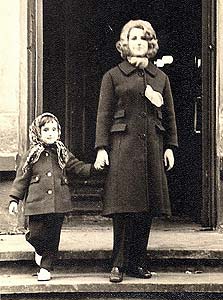 1970. סבינה, בת 4, עם אמה חנה בפתח בית כנסת בריגה