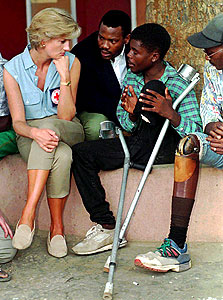 הנסיכה דיאנה לצד נפגעי מוקשים באנגולה, 1997, צילום: אי פי אי
