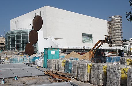 השיפוצים בהבימה. עלות השהייה מחוץ לבניין מסתכמת עד היום בכ- 30 מיליון שקל השיפוצים בהבימה. עלות השהייה מחוץ לבניין מסתכמת עד היום בכ- 30 מיליון שקל