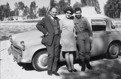 1967. מאיר רסין, בן 18, עם הוריו שושנה ויצחק, בטירונות