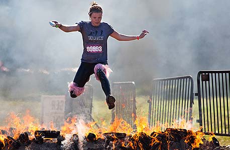 מדלגים מעל להבות ב- Warrior Dash