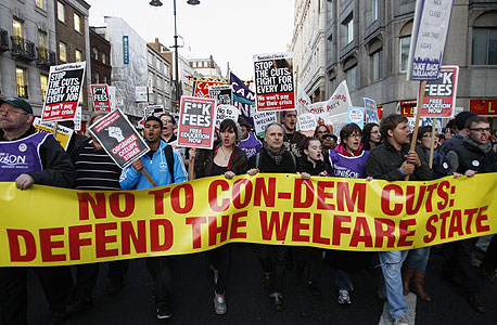 הפגנה בלונדון נגד תוכניות הצנע, צילום: איי פי