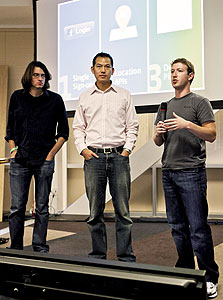 בכירי פייסבוק מציגים את החידושים הסלולריים. ומה עם האבטחה?, צילום: בלומברג