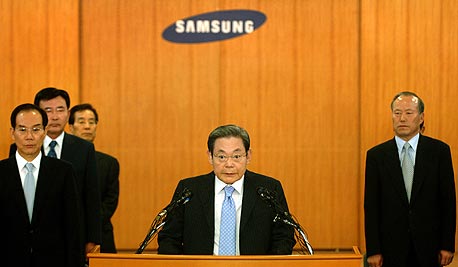 יו&quot;ר סמסונג לשעבר קיבל חנינה מנשיא קוריאה הדרומית