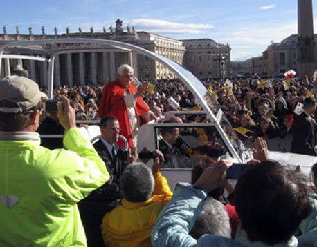 האפיפיור בנדיסטוס ה-16 בקריית הוותיקן רומא (אוקטובר 2010)