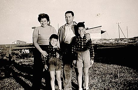 1954. משה, בן 9, עם אחיו בן ה־5 וההורים הדסה ואברהם, כפר שמריהו