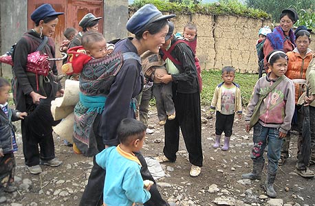 אם וילדיה בכפר בסין , צילום: רחל בית אריה