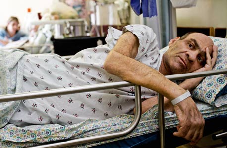 תייר המרפא קורטיס ניקוס במיטתו בהדסה