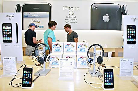 האייפון החדש בחנות בסולט לייק סיטי. מכירות למרות התקלות, צילום: בלומברג