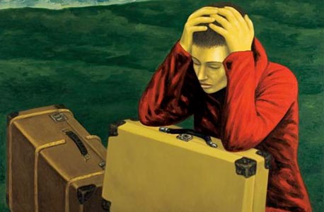 "דמות עם מזוודה" של מאיר פיצ'חדזה. נמכרה בסכום כפול מההערכה