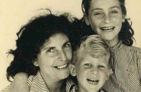 1956. גיורא איילנד, בן 4, עם אחותו אילנה בת ה־8 ואמו זהבה במושב כפר הס