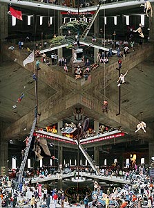 מתוך "הבניין הלא גמור" - צילום אתר בנייה ועליו צילומי פוליטיקאים, ספורטאים אולימפיים, דמויות קומיקס וישו