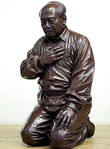 פרט מתוך "אשמתו של מאו", פסל החרטה שהביא בשנה שעברה למעצרם של האחים