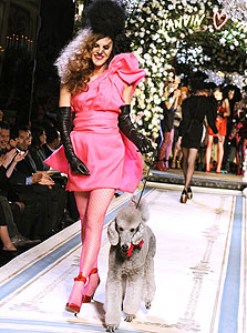דוגמנית לובשת שמלה מקולקציית ההוט קוטור של H&M בעיצובו של אלבר אלבז, צילום: איי פי