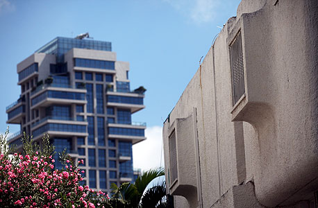 משה שרת 67. בית מגורים שמהווה את אחד ממבשרי האדריכלות הפוסט־מודרנית בתל אביב. סגנונו זכה לכינוי החיבה "אדריכלות ברבאבא"