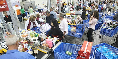אנשים ממתינים בתור בסופרמרקט, צילום: תומריקו