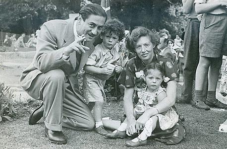 דיוויד ורות פרנקלין, בני ארבע, עם הוריהם אלפרד ואדה. לונדון