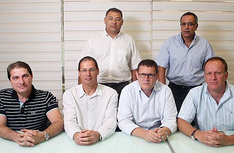 למעלה מימין: דני וקנין ואייל פרץ. למטה מימין: עמיר בירם, רונן אשכנזי, פאר נדיר ואבי מוסלר