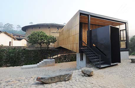 בית הספר בסין. עשוי מברזל ועץ ומשמש גם כספרייה