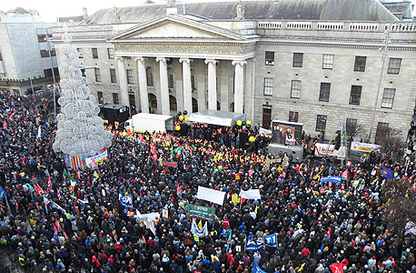 הפגנות בדבלין נגד תוכנית הצנע (ארכיון)