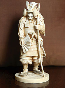 פסלון של סמוראי, צילום: עמית שעל