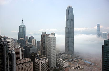 האם מתערער מעמדה של וול סטריט? חברות היוקרה בורחות להונג קונג