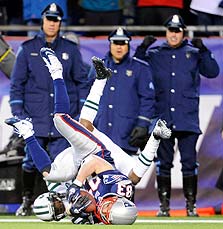 שחקני NFL על הדשא. שוטרים מביטים מהצד