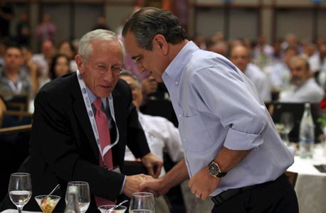 האחד לוחץ, השני רוכש. נשיא התאחדות התעשיינים שרגא ברוש (מימין) ונגיד בנק ישראל סטנלי פישר